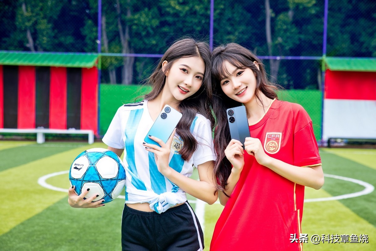 可爱的足球宝贝凹造型,足球宝贝的装扮很好看