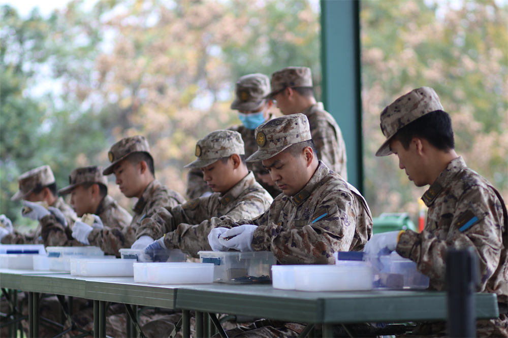 烎！硝烟阵阵！实弹射击砺尖兵