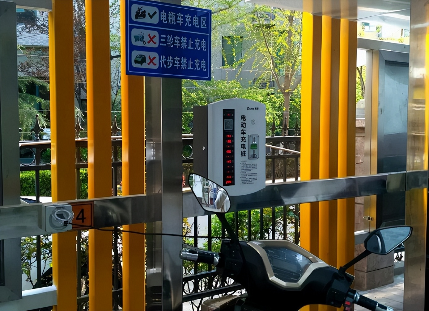 为什么有的电动车电池充电慢,电动车电池越充电越少怎么回事