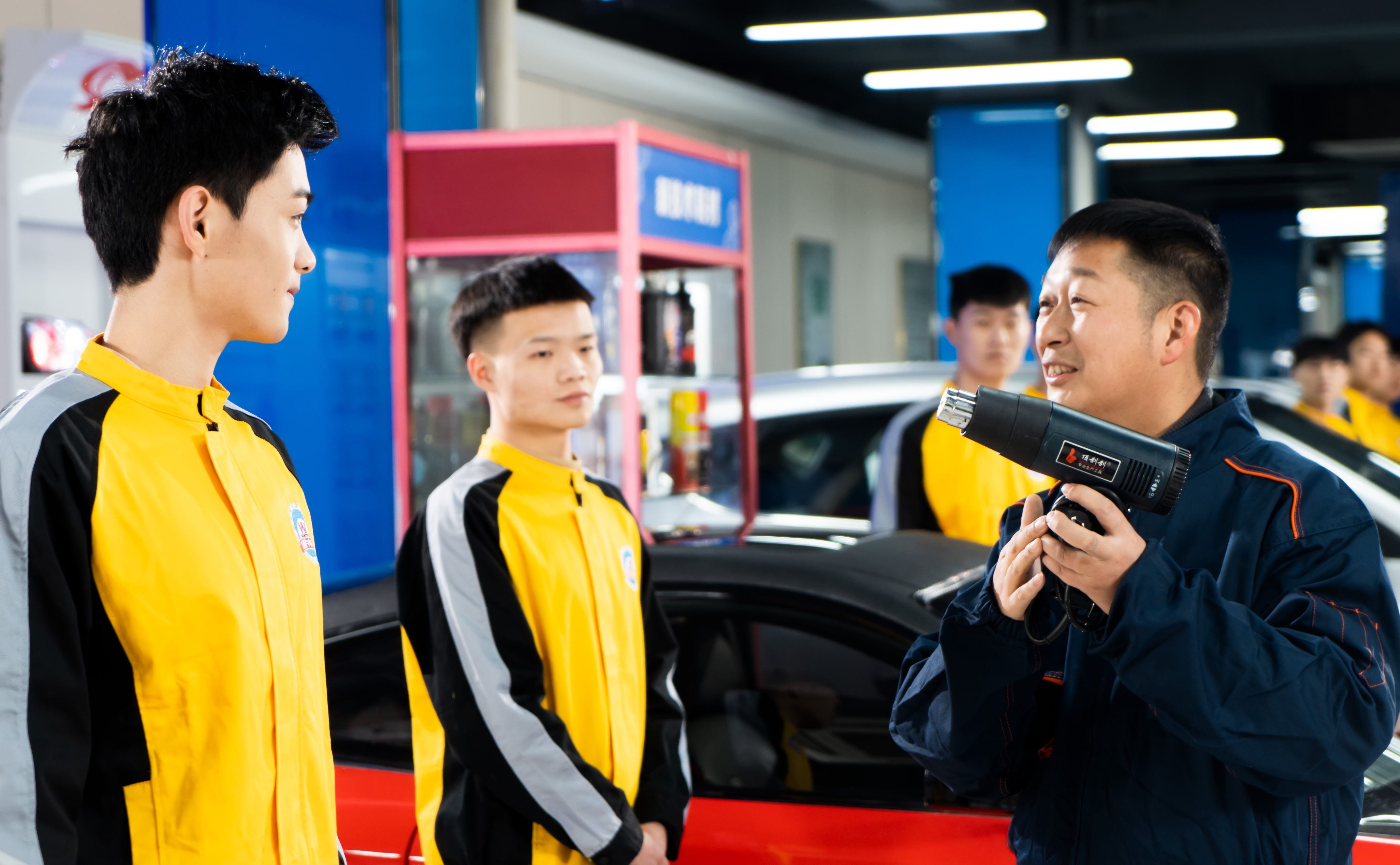 男孩学汽车技术有前途吗,孩子学钣金喷漆有前途吗