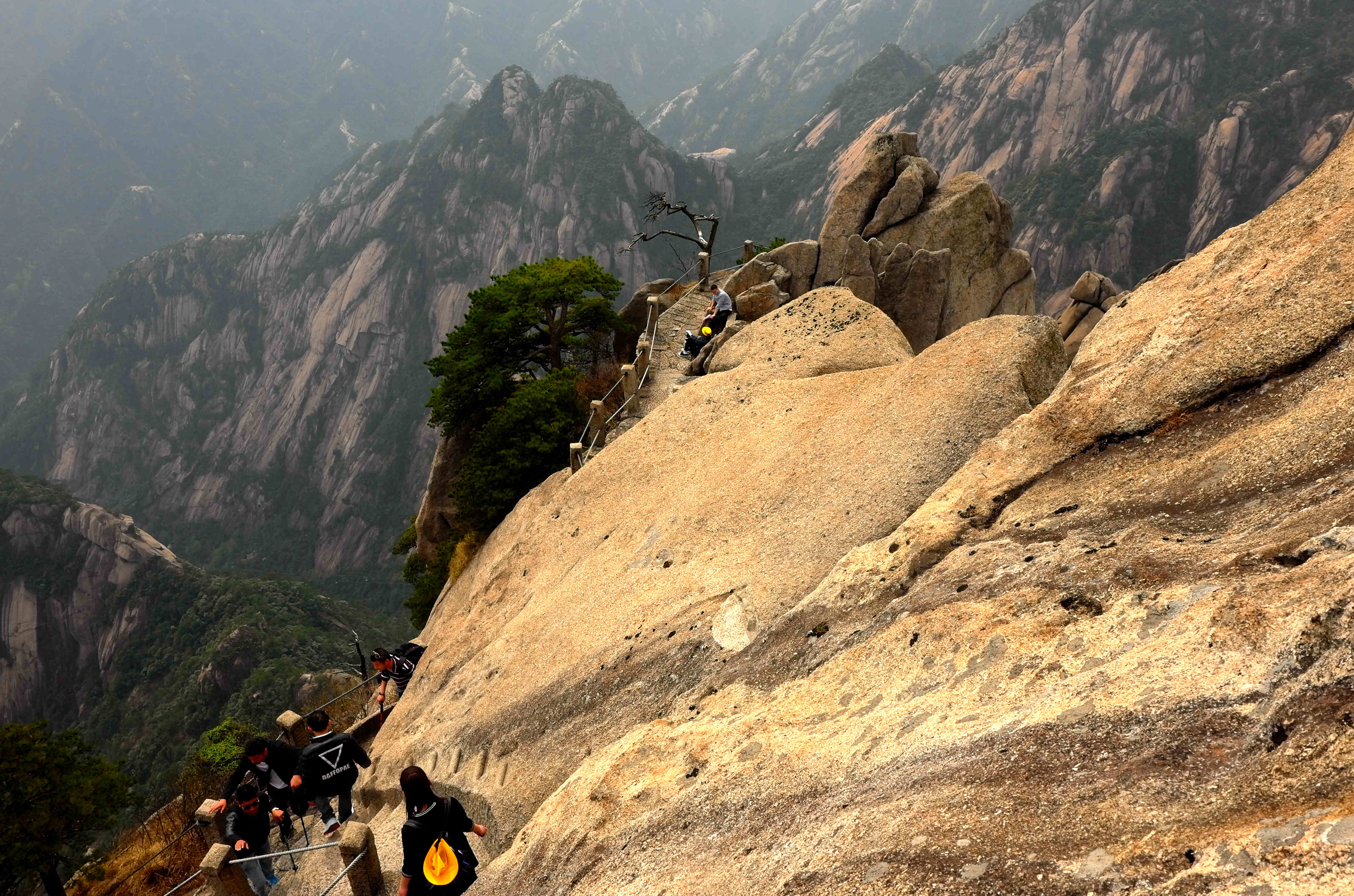 黄山天都峰会走鲫鱼背吗,黄山天都峰鲫鱼背第一视角