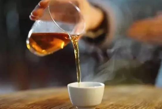 人到中年就要少吃油腻食物,人到了中年要少吃少喝哪些东西