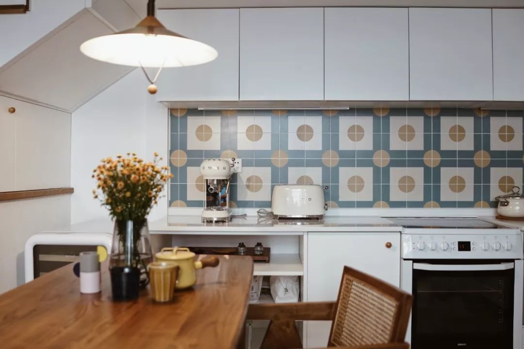 她买下32㎡老旧学区房，为女儿打造小桃园，还有20㎡超舒适大庭院