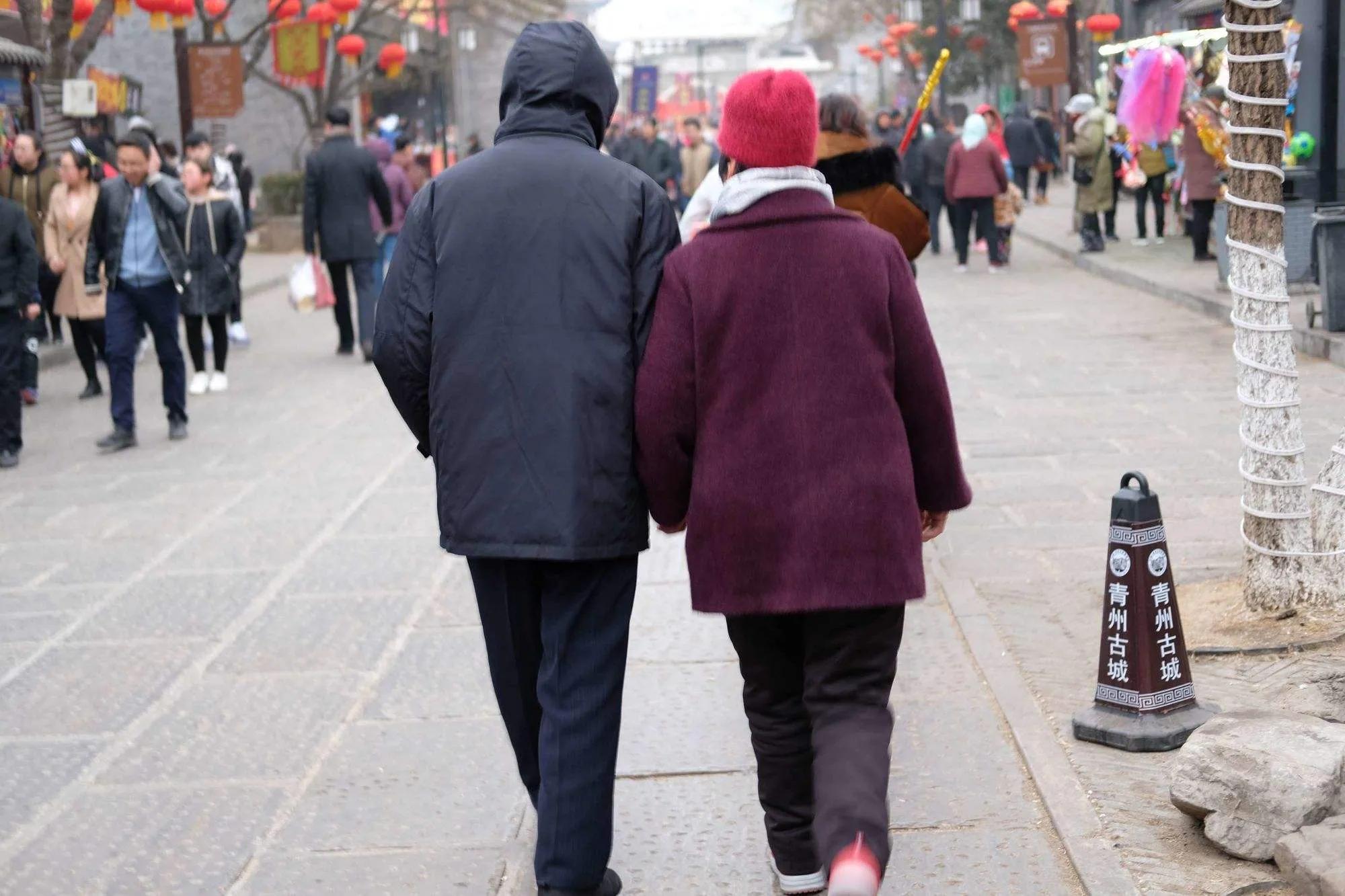 我去面包店，看到两位老人没吃饭没钱买面包