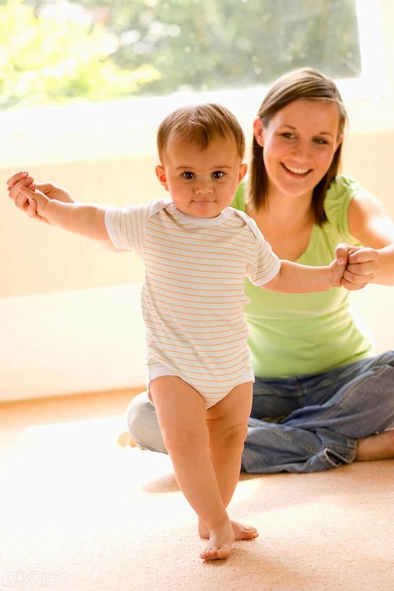 训练宝宝走路的正确方法,训练宝宝爬行的最佳时间