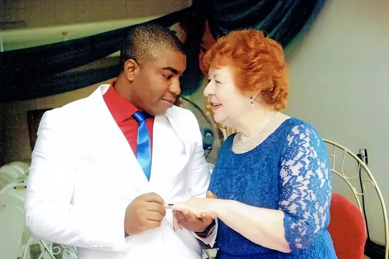 为了真爱，没见一面就私定终身，72岁英国老妇飞到非洲嫁27岁小伙