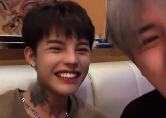 童锦程和殷世航梦幻联动，时隔多年再度同框，小羊也被带上