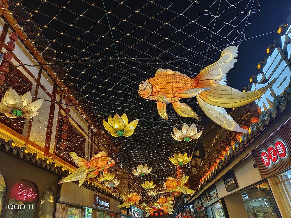 iqoo11骁龙8+2是超频版吗,iqoo11骁龙是不是满血版