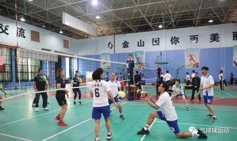 气排球如何练接发球,气排球的接发球技巧和手法