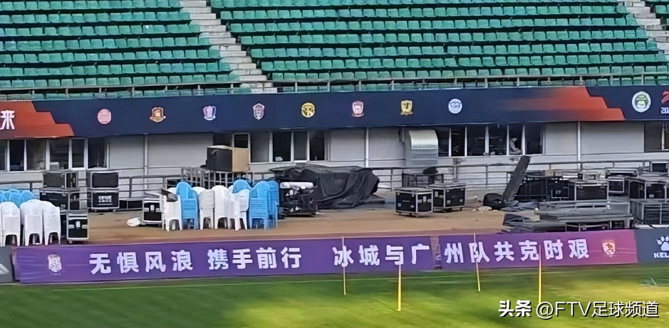 中甲赛场抢戏的广告牌