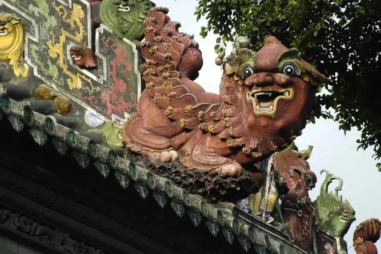 15米长东方雄狮根雕300万元拒卖,广西男子雕刻30吨楠木雄狮