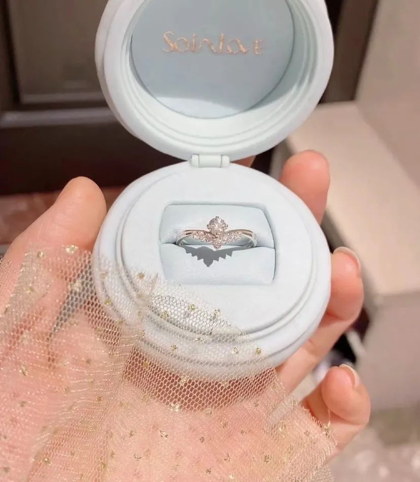 最有仪式感的钻戒,情人节仪式感小女孩