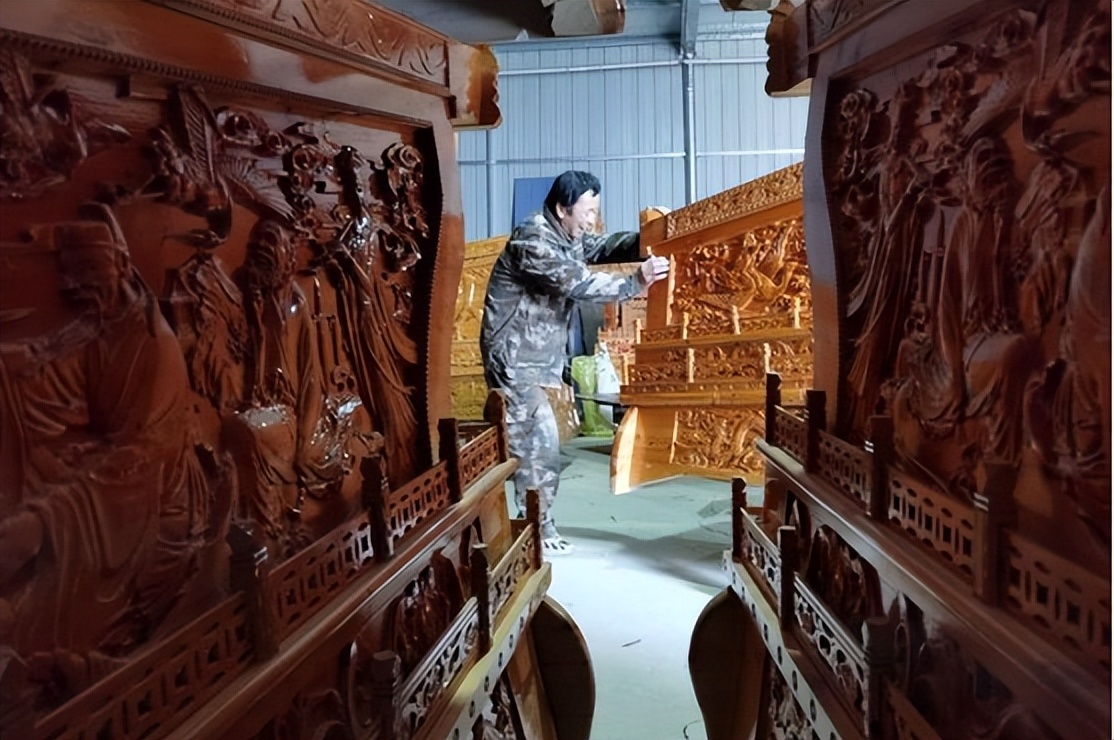 农民老木工做棺材视频,山西农民大哥做棺材