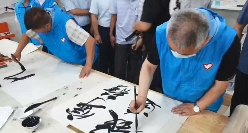 村子里家家户户门口都是篮球场,村门口的篮球场