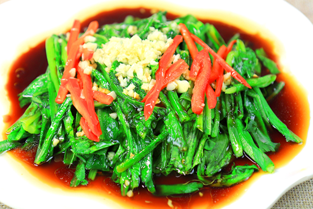 补充钙质和吃一点含钙高的食物,100克芝麻的含钙量比牛奶高多少