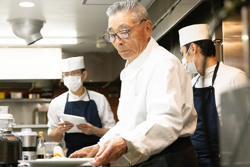 91岁的现役厨师道场六三郎的积极生活启示“油管上新创意不断”