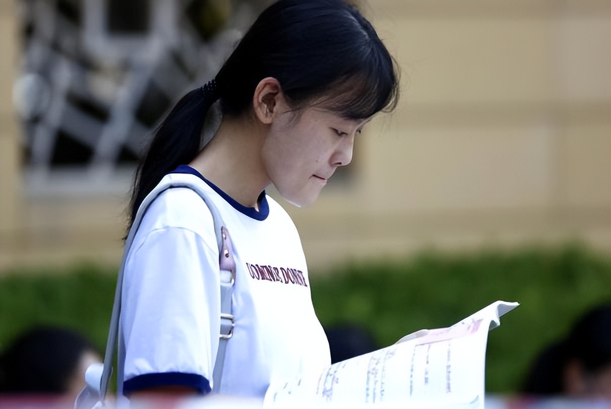 高中补课的学生高考成绩,重点高中三年补课最高能花多少钱