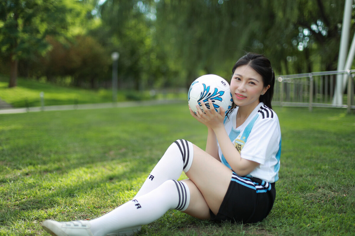 音乐人陈尚依化身足球宝贝拍世界杯写真
