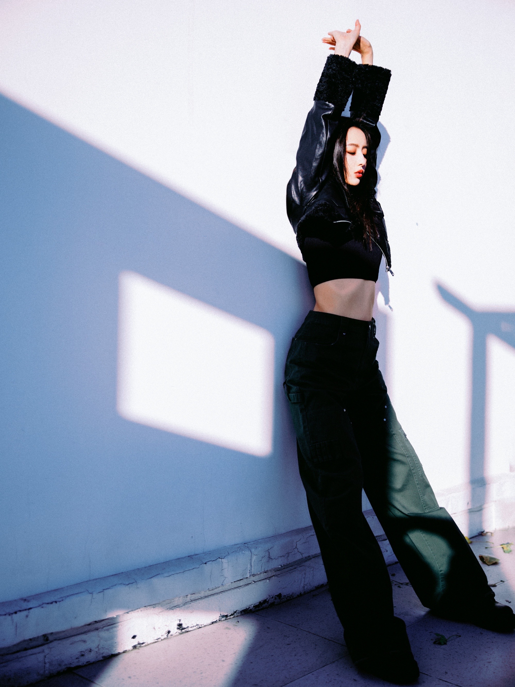 佟丽娅离婚后风格大变，穿超短皮衣秀“马甲线”，戴墨镜又飒又美