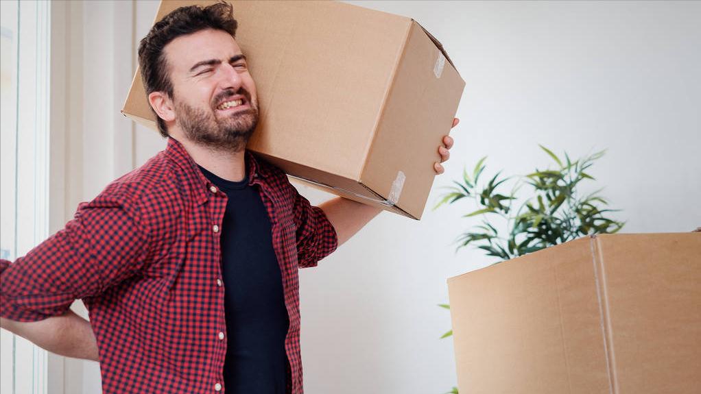 左胸口隐隐作痛一阵阵刺痛几秒,左胸老是刺痛几秒是心脏病吗