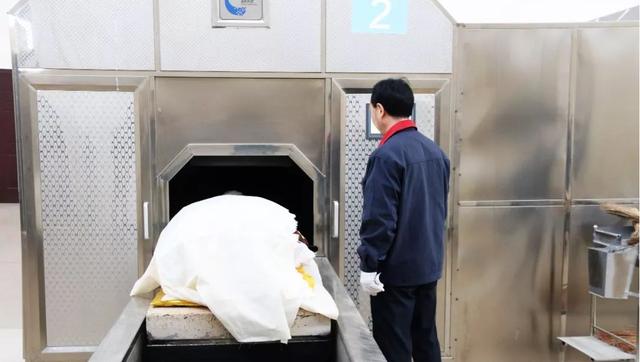 东莞被火化女孩得救十年后成画家,1995年东莞打工妹在殡仪馆火化