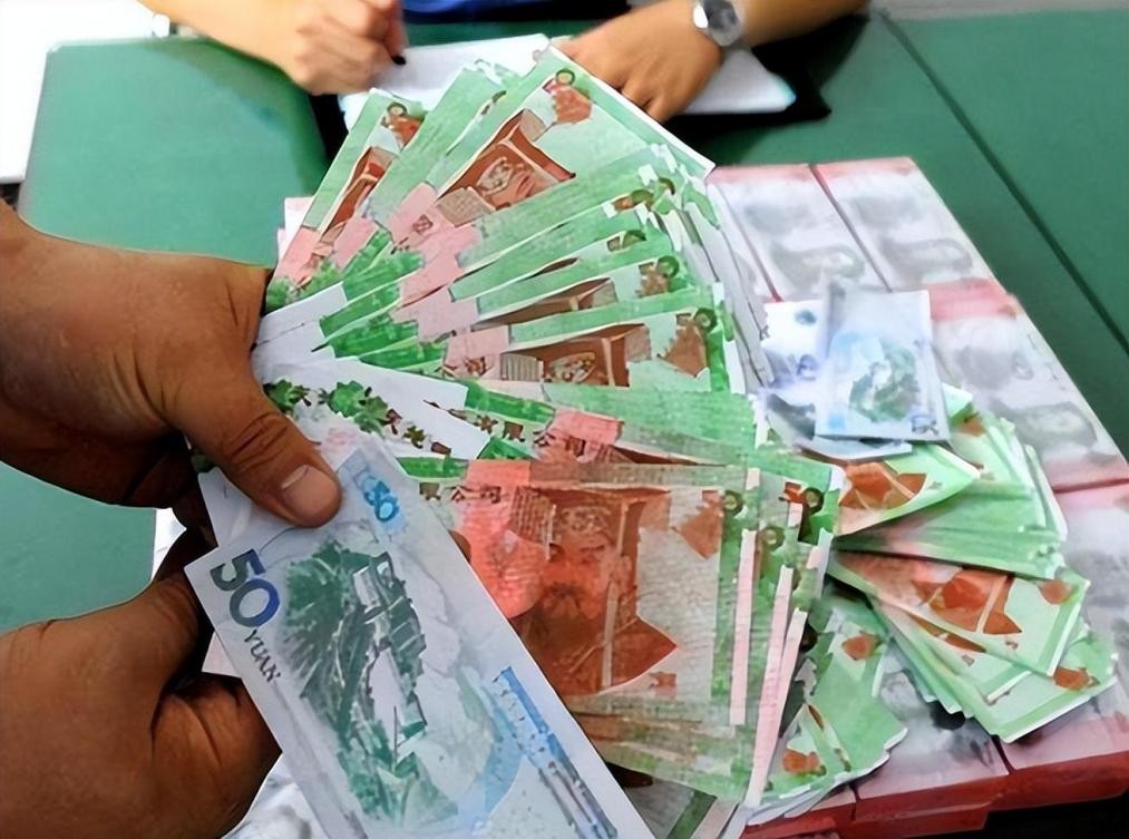 44岁男子每月5万*养包**18岁女生，发生关系后，女生数钱发现是冥币