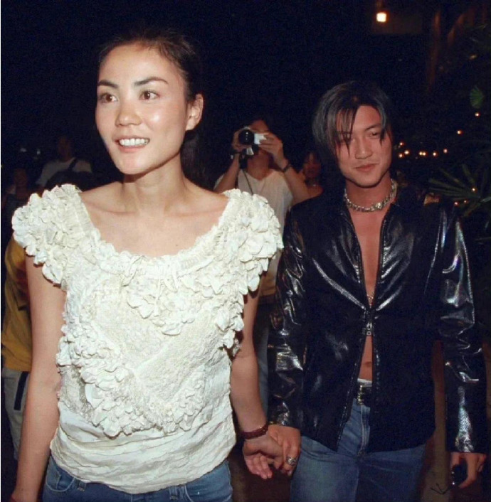 谢霆锋王菲到底是执念还是深爱呢,谢霆锋和王菲到底有多难舍难分