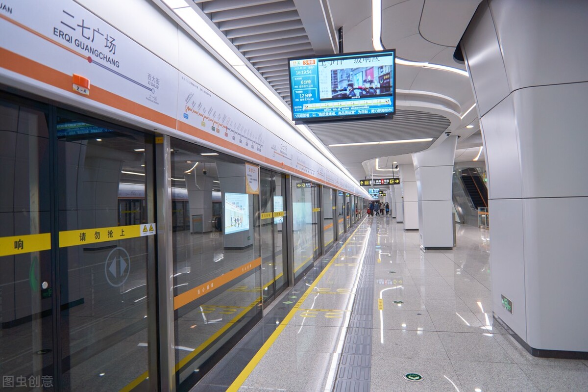 上海地铁车顶冒火花,列车车顶突然冒火