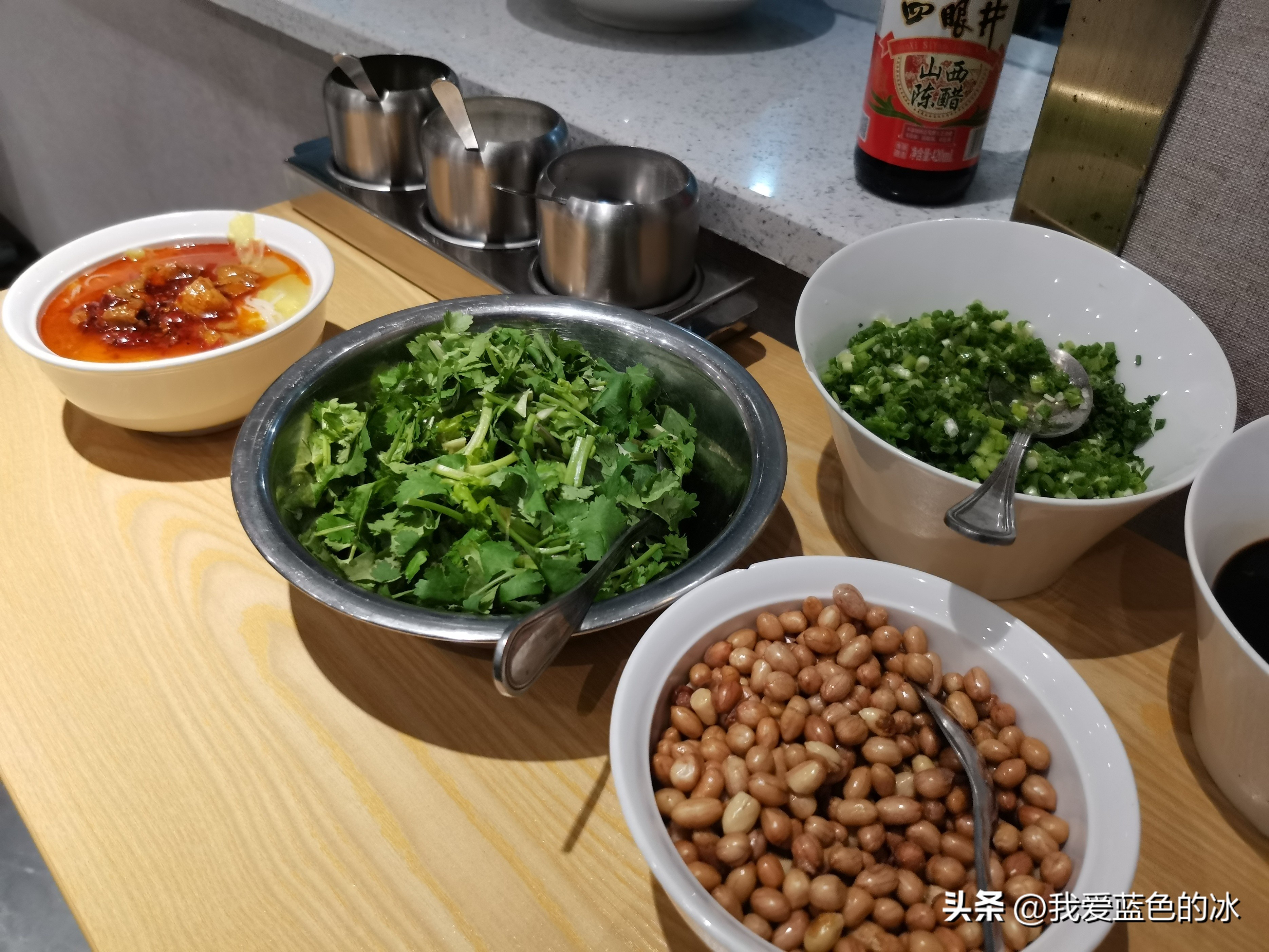 在遵义的第二天早餐，有多少人认识这个罐子里的绿色渣渣是什么？