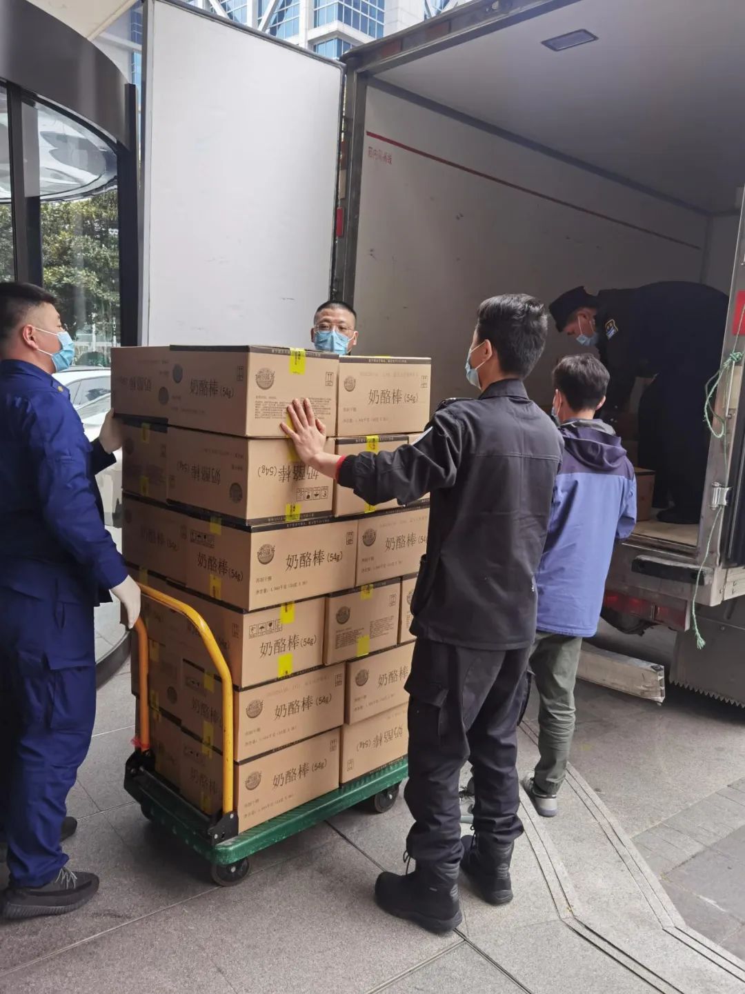 妙可蓝多批爱心物资,上海妙可蓝多直播