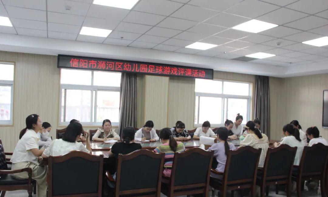 足球趣味小游戏幼儿园,小小足球户外游戏玩法