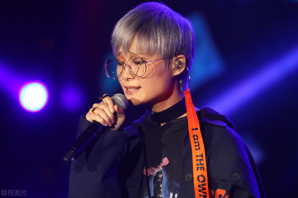 李宇春舞台是自己设计的吗,爱自己的100种方式李宇春