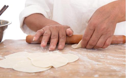 要包的饺子怎么保鲜好不用放冰箱,包好的饺子怎样保存才不破皮