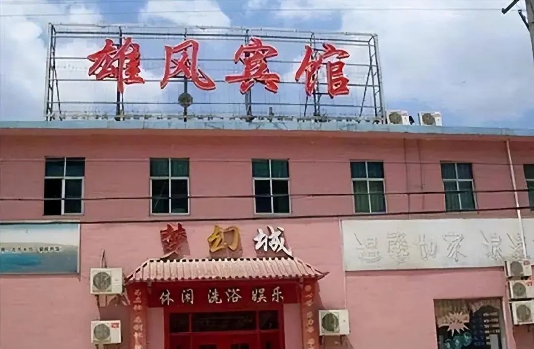 22岁娱乐城洗衣工不堪骚扰，4刀捅死招商办主任被判无罪，众人拍手称快