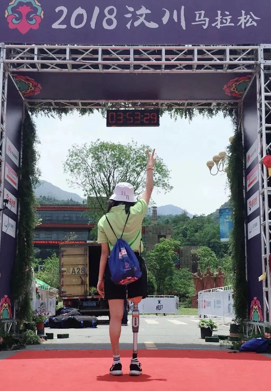 本年度最甜爱情故事：蓝朋友成了男朋友！汶川地震“钢腿女孩”官宣恋爱，全网磕糖