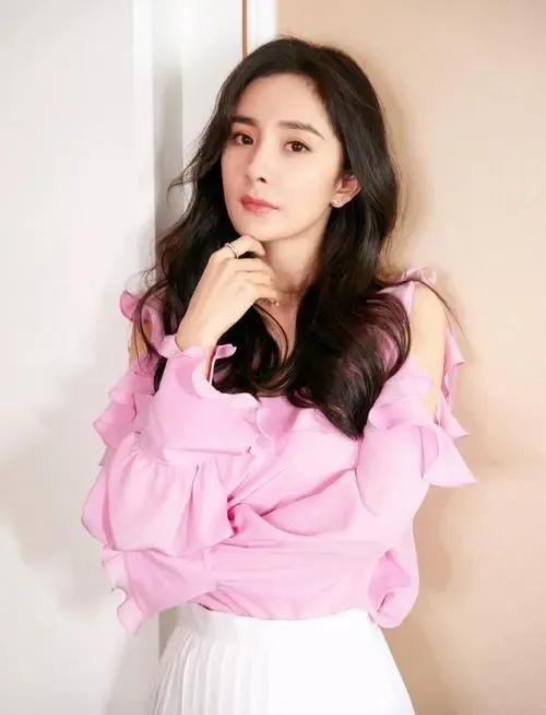 杨幂慷慨且大方,女明星里杨幂有多少钱