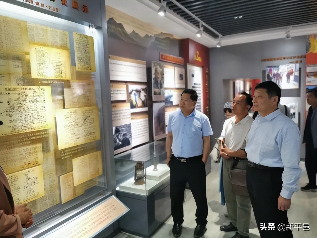 一个记者和小说家视频,一个记者采访一个农民的故事