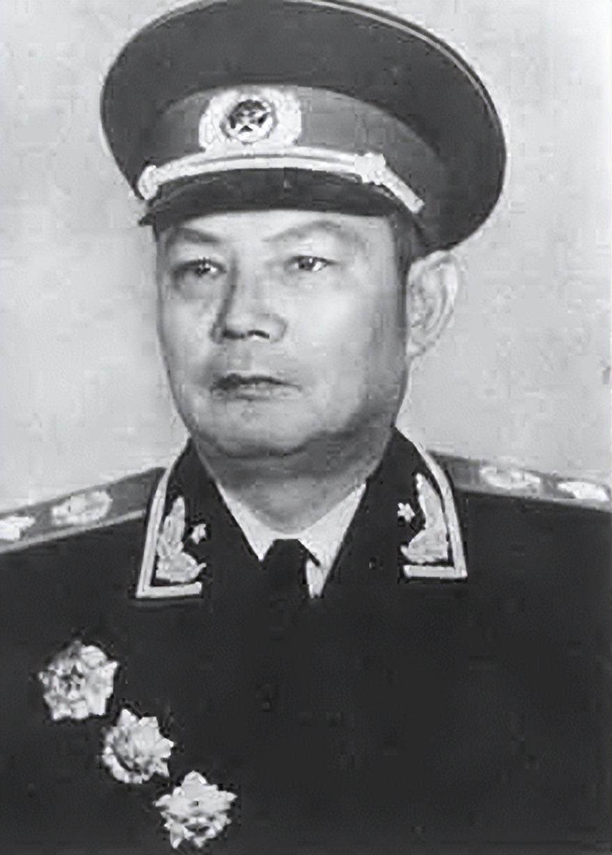 叶挺的两任妻子：原配童养媳离婚后皈依佛门，第二任妻子共赴生死