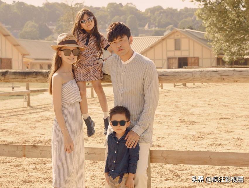 昆凌海边秀身材,昆凌晒扎马尾照片