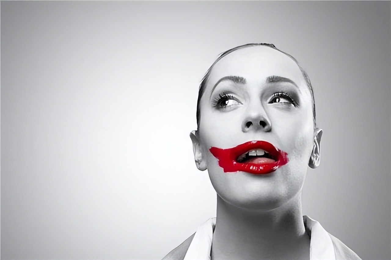 女人喜欢舔嘴唇是何心理状态,女性舔嘴唇是什么原因