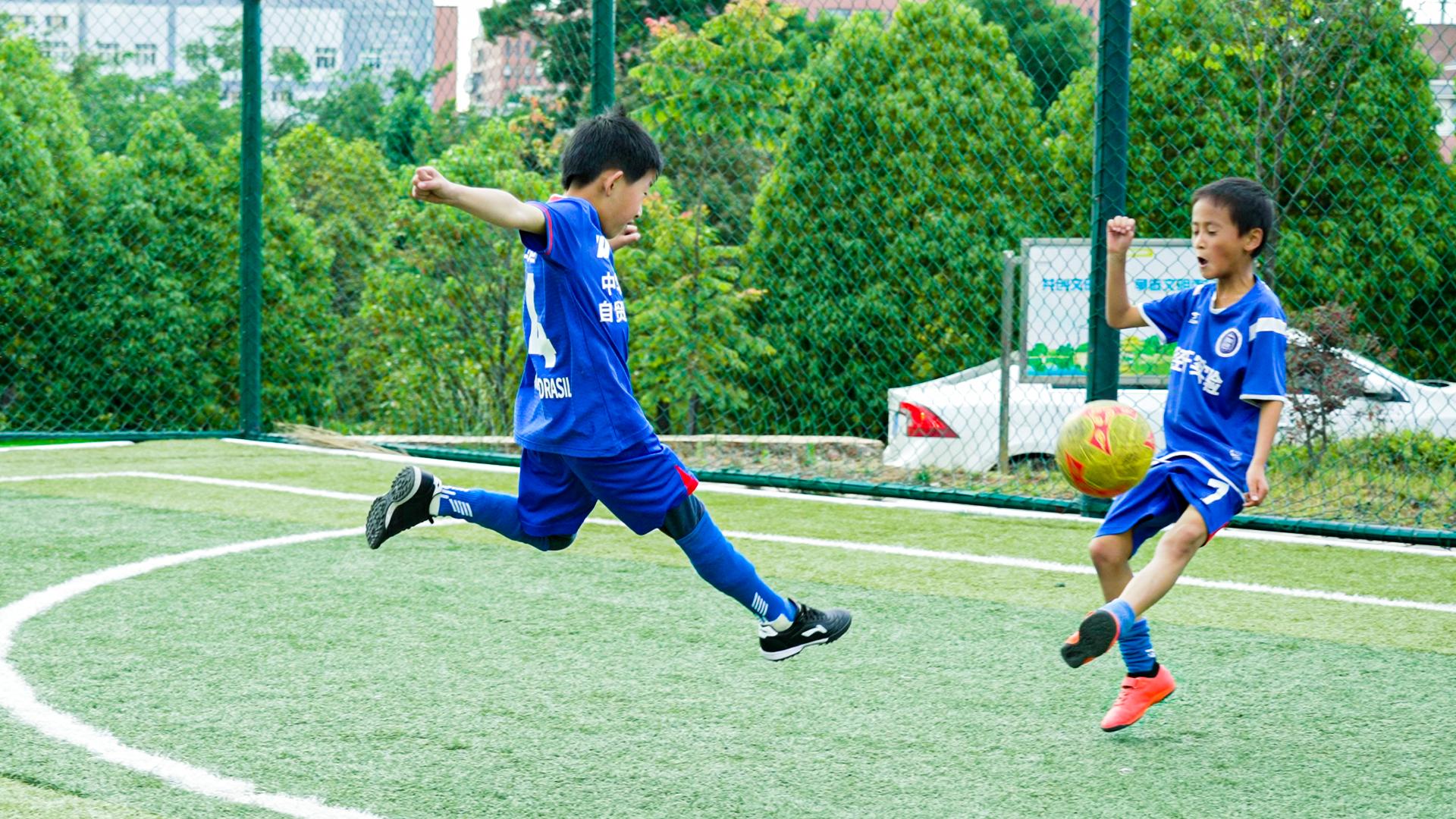 云南绿茵梦,7岁青少年足球第一堂课