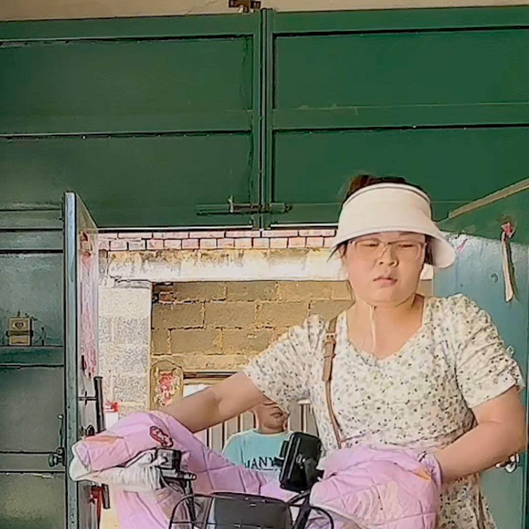 今天是二宝生日，买了蛋糕，做了黄焖鸡块，还做了排骨汤，...