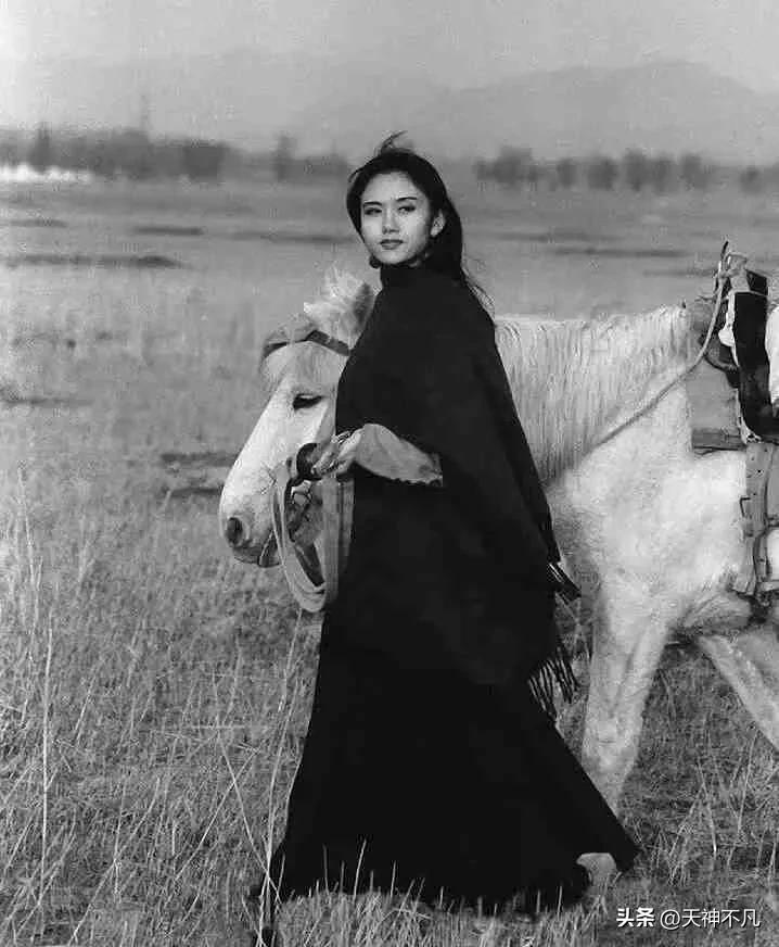 杨丽萍又惹争议，女演员摸*体下**，风格越来越诡异，网友直呼看不懂