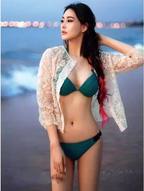 女明星晒泳装照引质疑,明星泳装照引热议