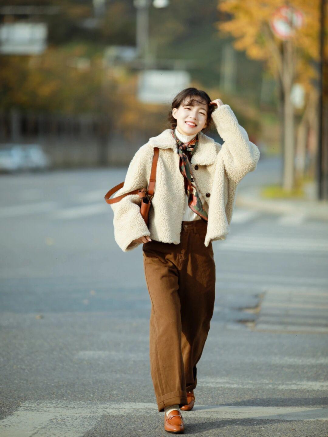 毛毛外套还流行吗,很流行的羊羔毛外套搭配