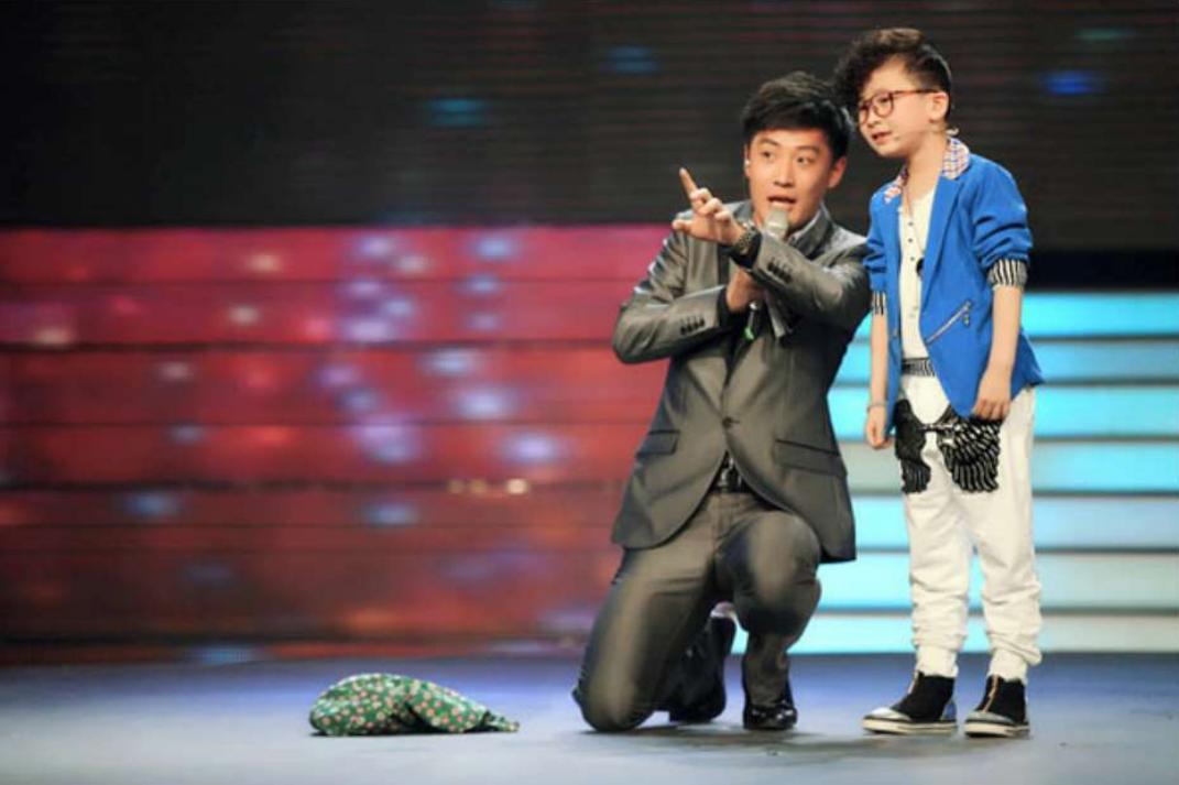 最新等着我主持人舒冬,央视等着我栏目主持人舒冬的衣着