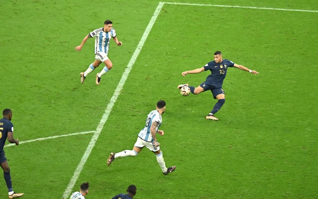 梅西与大力神杯擦肩而过,梅西背后的阿根廷