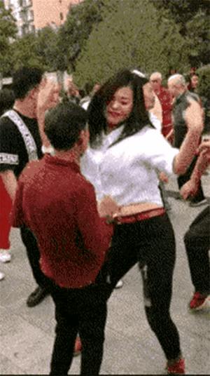 神回复：老鼠贴粘到的，吃了不会犯法吧？网友：自首，争取死缓