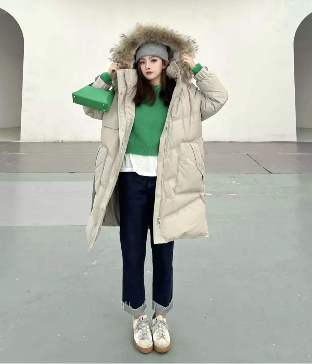 冬季穿什么颜色的羽绒服最百搭,流行的冬季羽绒服颜色搭配