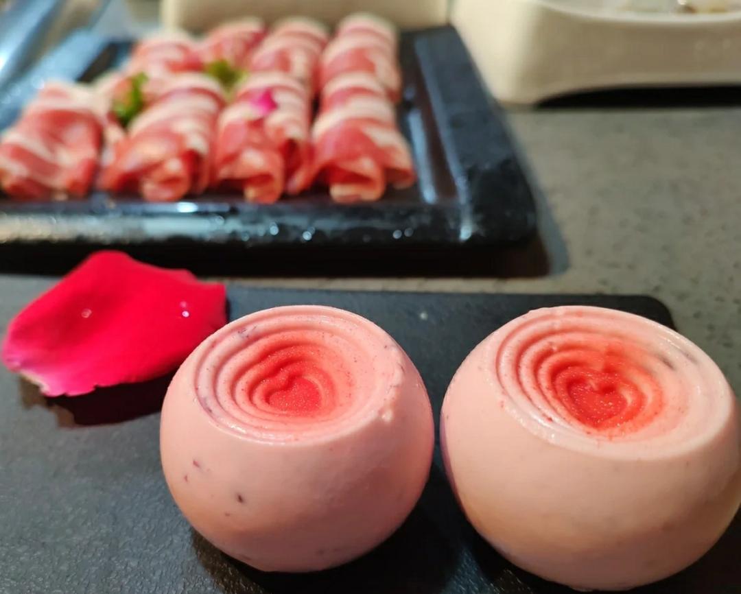 拇指包、太阳蛋、铁盒冰粉......半个川渝火锅圈都在卖